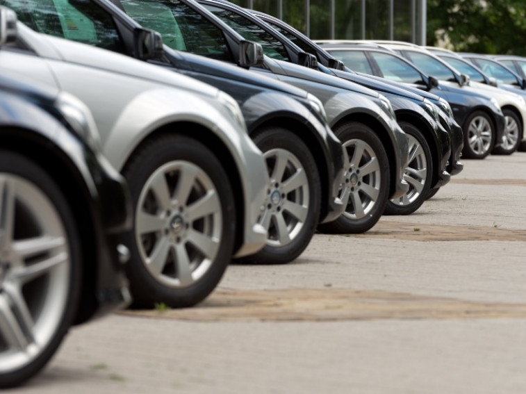 What is a no reserve car auction?