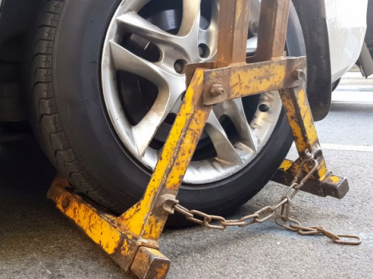 yellow car wheel clamp